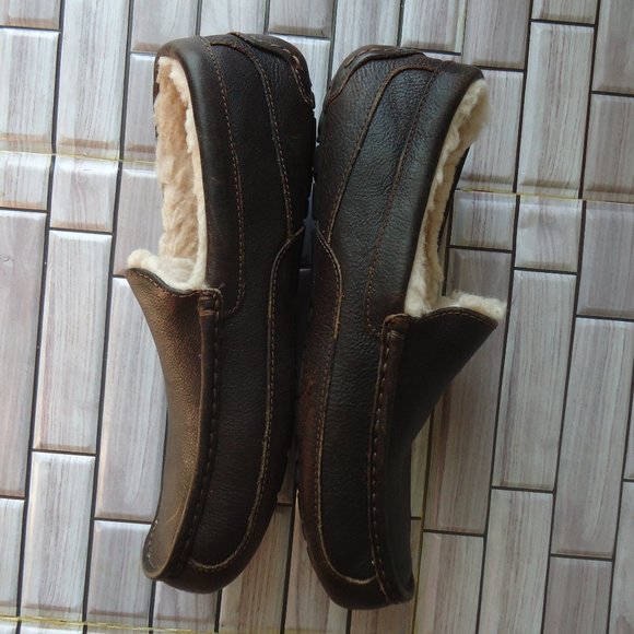 SIZE 11. UGG shearling lined leather slippers/loafers. main image 6